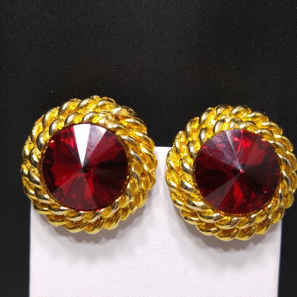 Vintage Red Rivoli Rhinestone Clip Earrings, Gold Plated Rope Design, 1980s - Picture 8 of 10